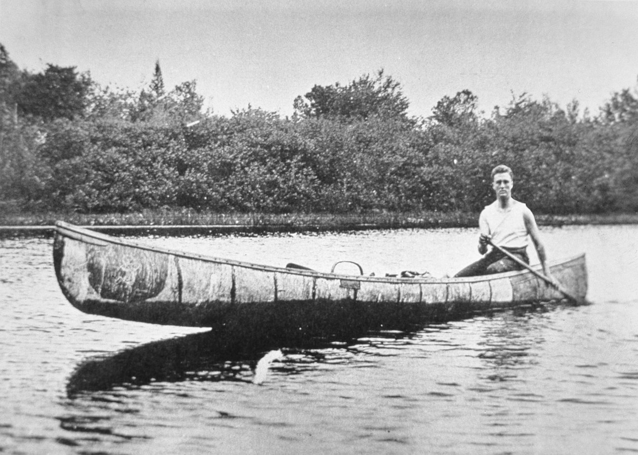 فرانكلين روزفلت (1882-1945) يجدف بزورق من خشب البتولا في جزيرة كامبوبيلو ، نيو برونزويك بواسطة مصور أمريكي