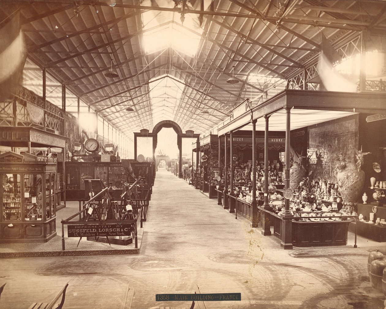 القسم الفرنسي ، المبنى الرئيسي ، معرض المئوية الدولي ، فيلادلفيا ، 1876 بواسطة مصور أمريكي