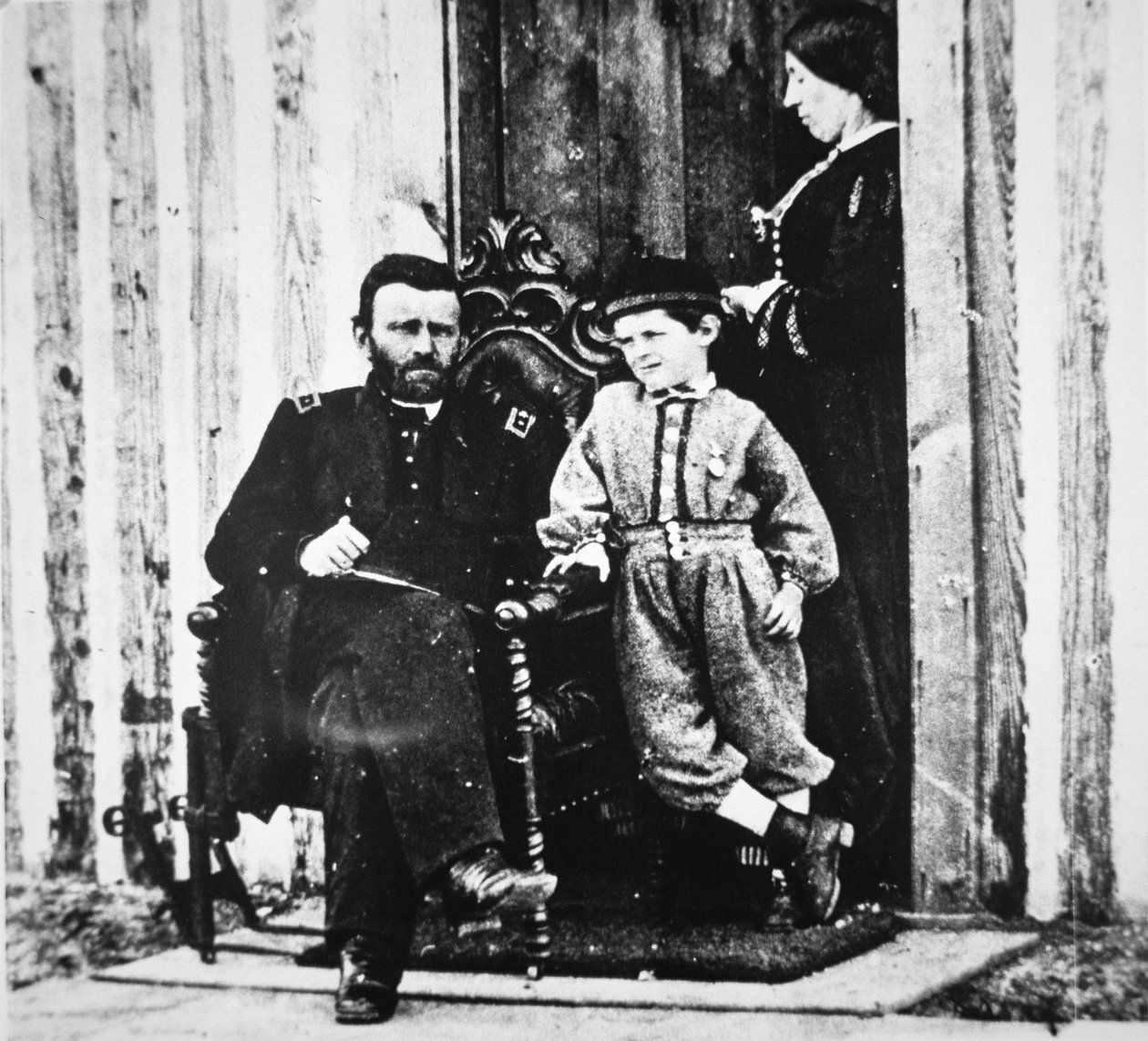 General Grant with his wife Julia Dent and their son Frederick Dent Grant, at City Point (b/w photo) بواسطة مصور أمريكي