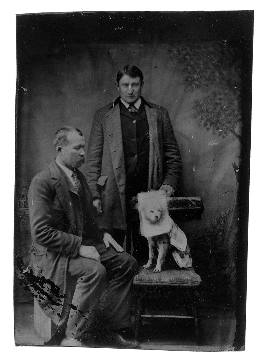 هونوس واجنر وصديقه ، 1898 (صورة من نوع Tintype) بواسطة مصور أمريكي