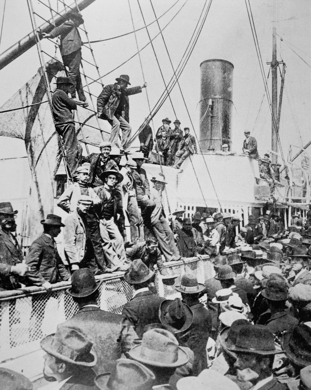Hopeful prospectors leave Vancouver during the Klondike Gold Rush (1897-98) 1898 (b/w photo) بواسطة مصور أمريكي