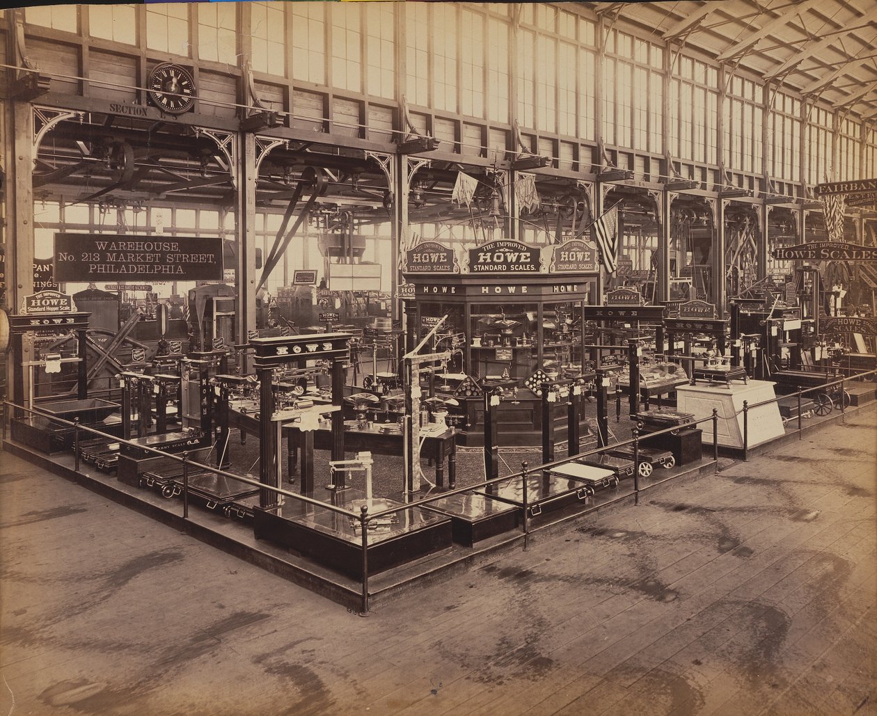 معرض Howe Scale Co. ، قاعة الآلات ، معرض المئوية الدولي ، فيلادلفيا ، 1876 (طبعة زلال) بواسطة مصور أمريكي