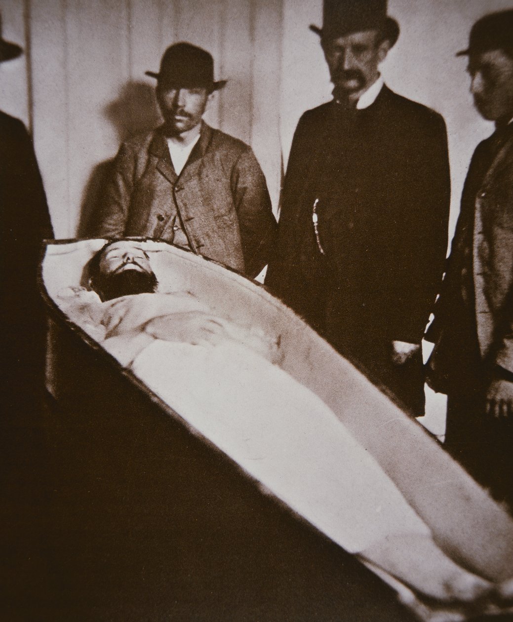 جيسي جيمس في نعشه بعد أن قُتل بالرصاص عام 1882 (صورة بالأبيض والأسود) بواسطة مصور أمريكي
