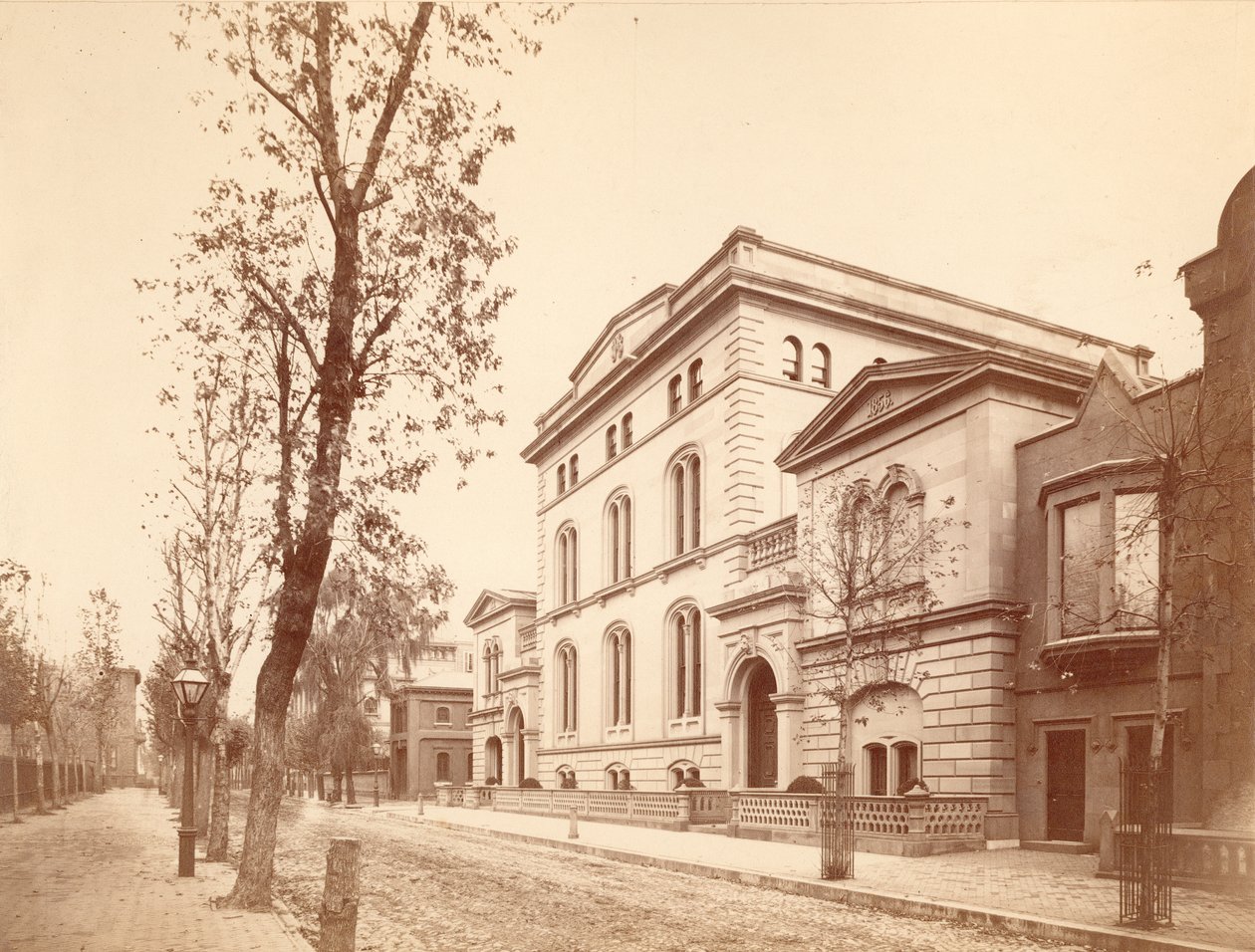 جوزيف هاريسون ريزيدنس ، 227 جنوب 18 ، شرق ريتينهاوس سكوير ، 1866 (طبعة زلال) بواسطة مصور أمريكي