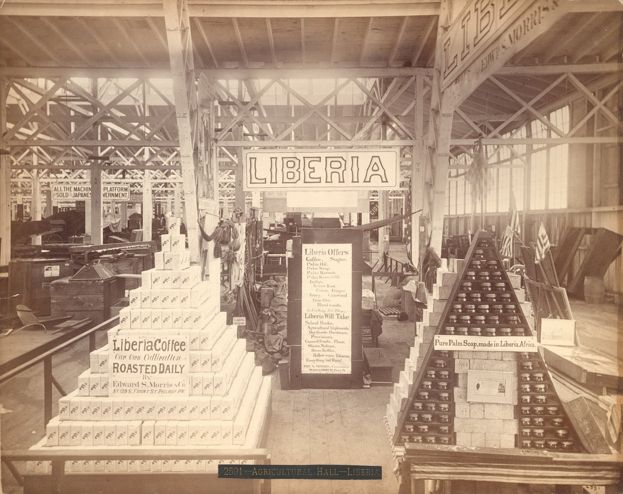 عرض الصابون والقهوة في ليبيريا ، القاعة الزراعية ، معرض فيلادلفيا المئوية ، 1876 (طبعة زلال) بواسطة مصور أمريكي