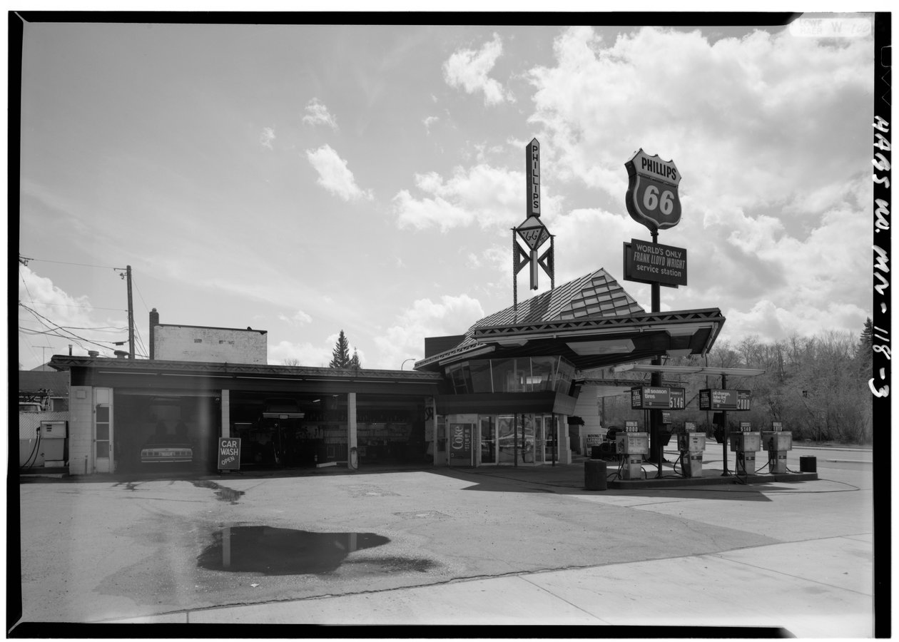 محطة خدمة شركة Lindholm Oil Company ، Cloquet ، مينيسوتا (b / w photo) بواسطة مصور أمريكي