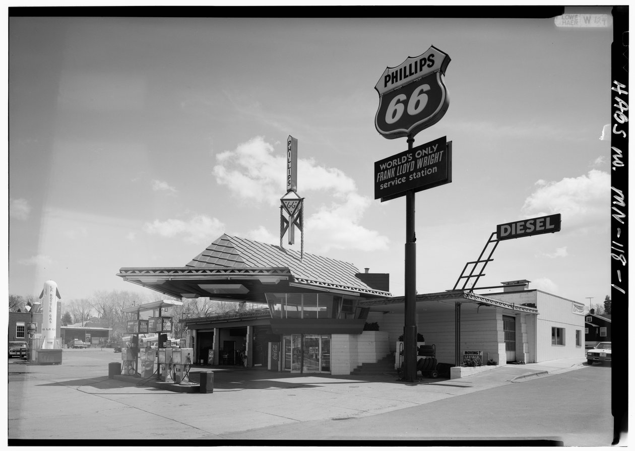محطة خدمة شركة Lindholm Oil Company ، Cloquet ، مينيسوتا (b / w photo) بواسطة مصور أمريكي