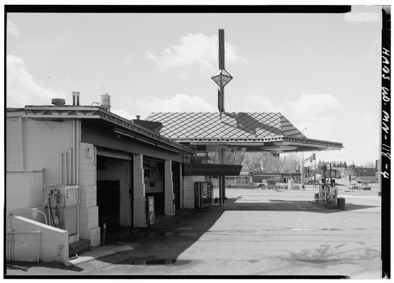 محطة خدمة شركة Lindholm Oil Company ، Cloquet ، مينيسوتا (b / w photo) بواسطة مصور أمريكي