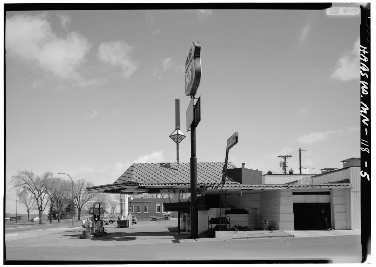 محطة خدمة شركة Lindholm Oil Company ، Cloquet ، مينيسوتا (b / w photo) بواسطة مصور أمريكي