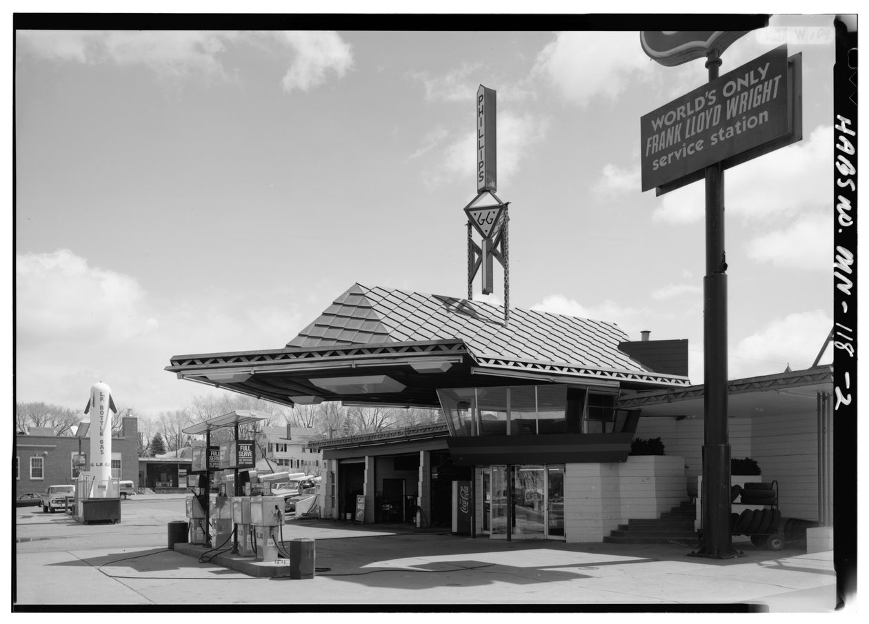 محطة خدمة شركة Lindholm Oil Company ، Cloquet ، مينيسوتا (b / w photo) بواسطة مصور أمريكي
