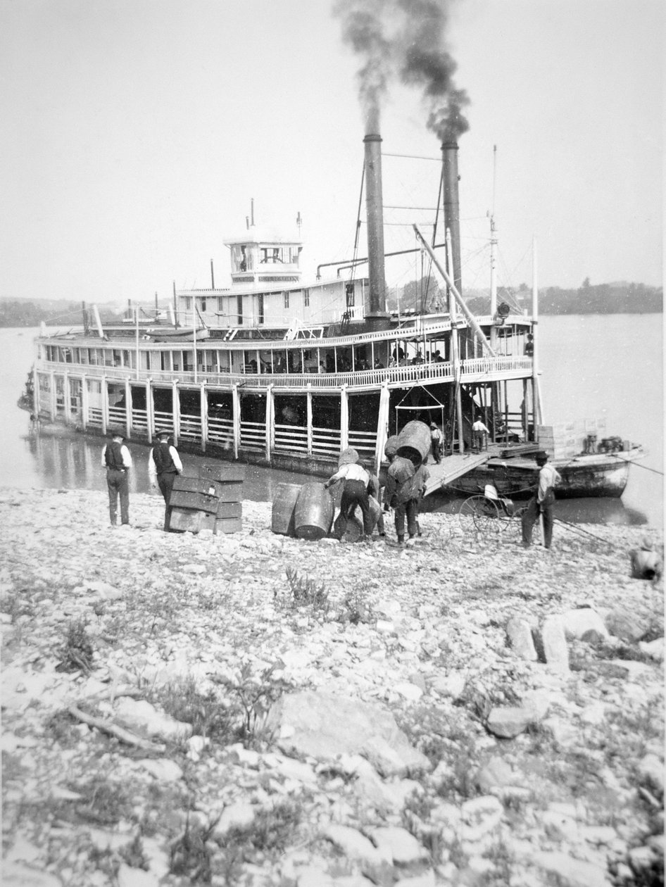 Loading a stern-wheeler on the Ohio River, c.1900 (b/w photo) بواسطة مصور أمريكي