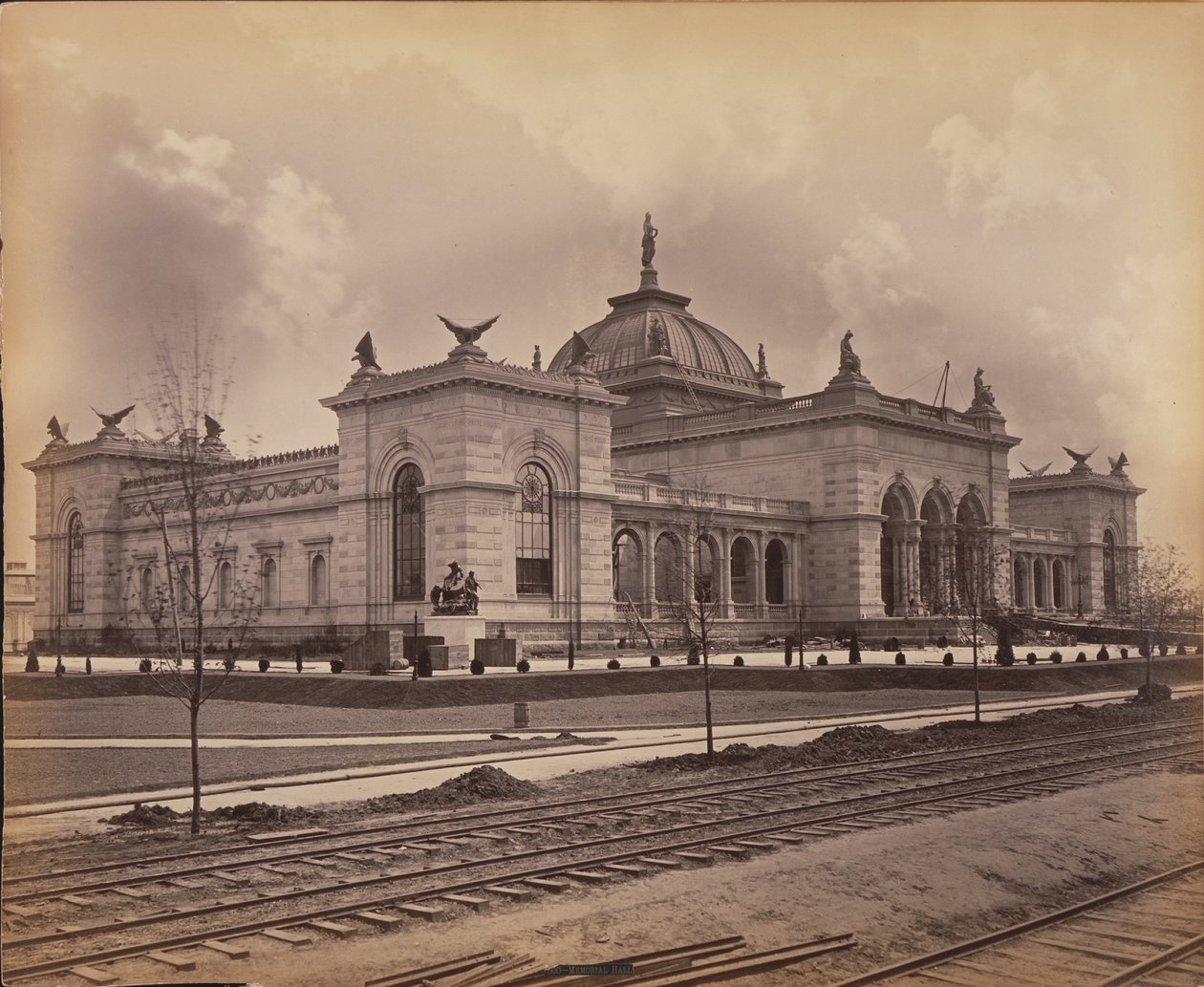 القاعة التذكارية لمعرض المئوية ، 1876 (طبعة الجيلاتين الفضية) بواسطة مصور أمريكي