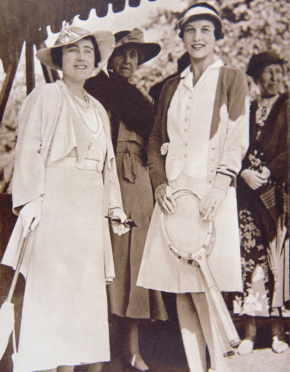 Mrs Helen Wills Moody (right) the American tennis champion, meets the Duchess of York at the All-England Club at Wimbledon during the Lawn Tennis Championship in 1935 (b/w photo) بواسطة مصور أمريكي