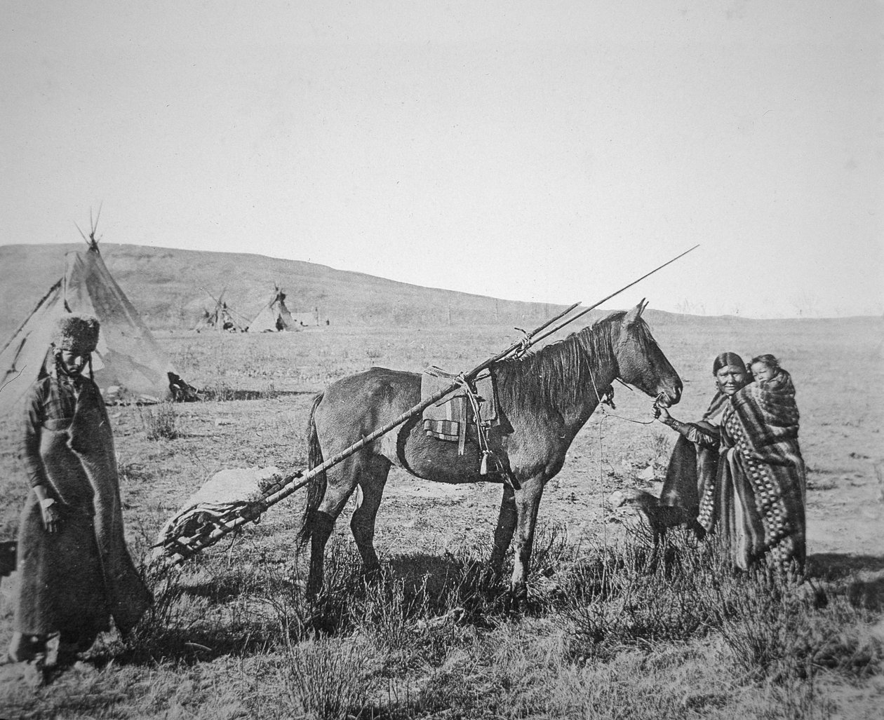 Native American Cree people of Western Canada, c.1890 (b/w photo) بواسطة مصور أمريكي