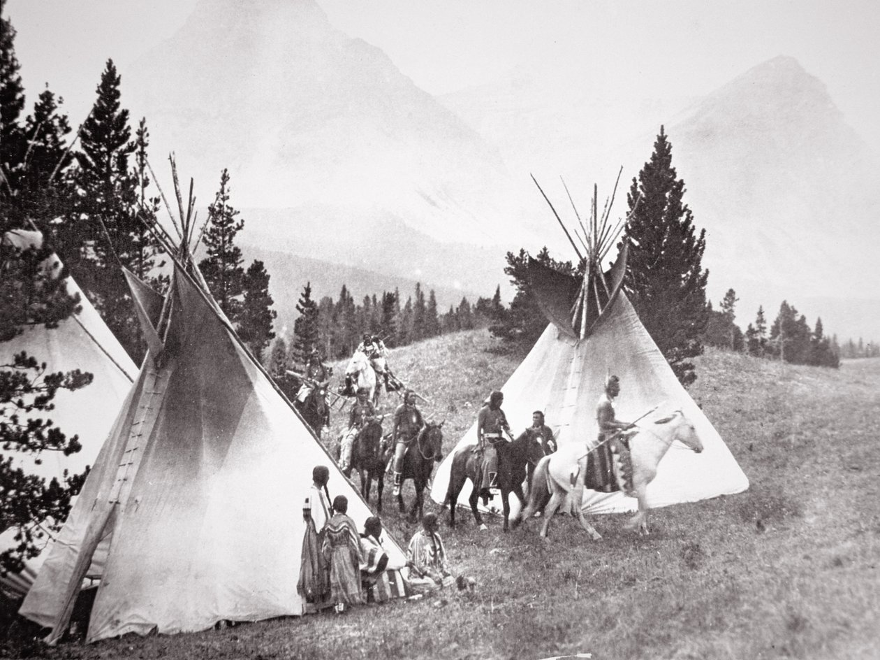 Native American Teepee Camp ، مونتانا ، حوالي 1900 (صورة بالأبيض والأسود) بواسطة مصور أمريكي