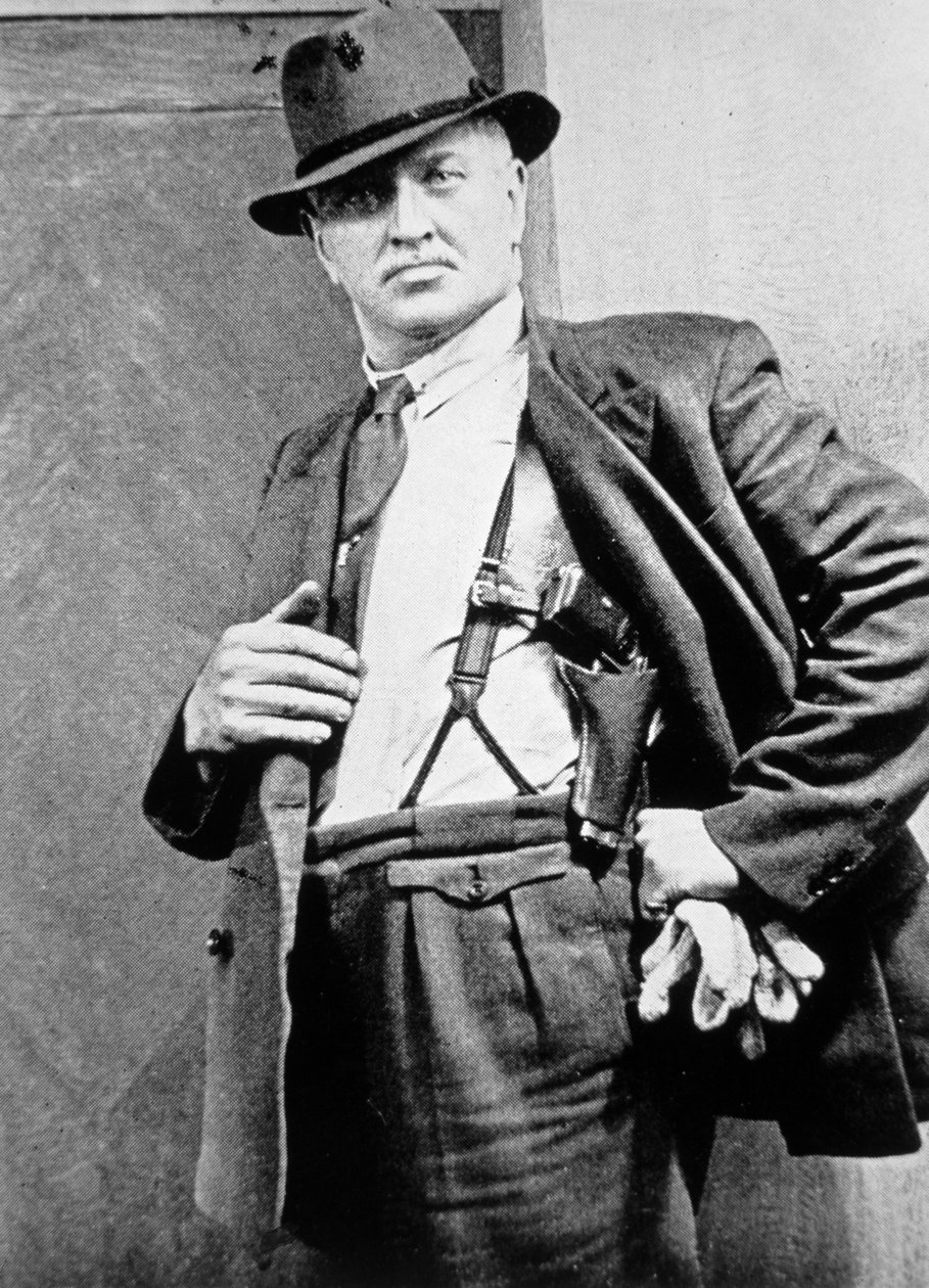New York Police Detective, c.1920 (b/w photo) بواسطة مصور أمريكي