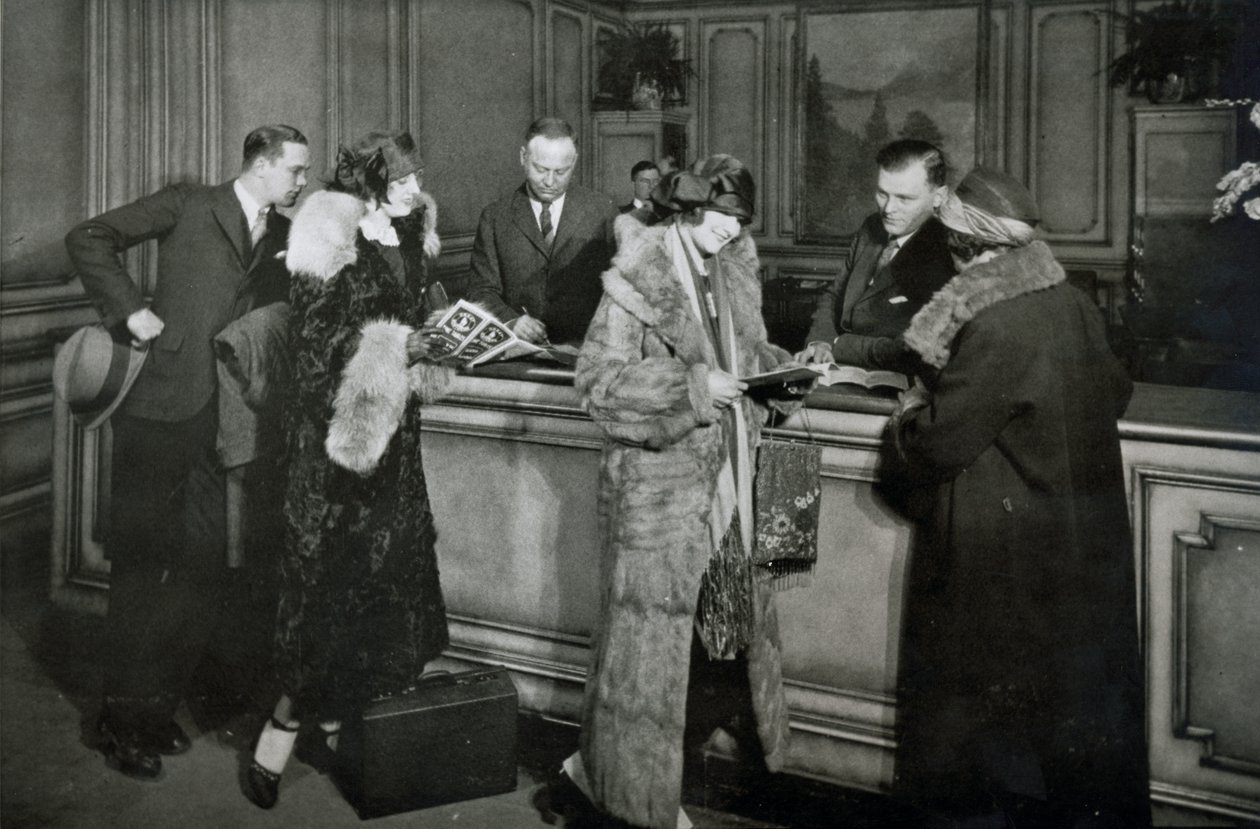 Passengers purchasing tickets at the ticket office of the Great Northern Railway, Chicago بواسطة مصور أمريكي