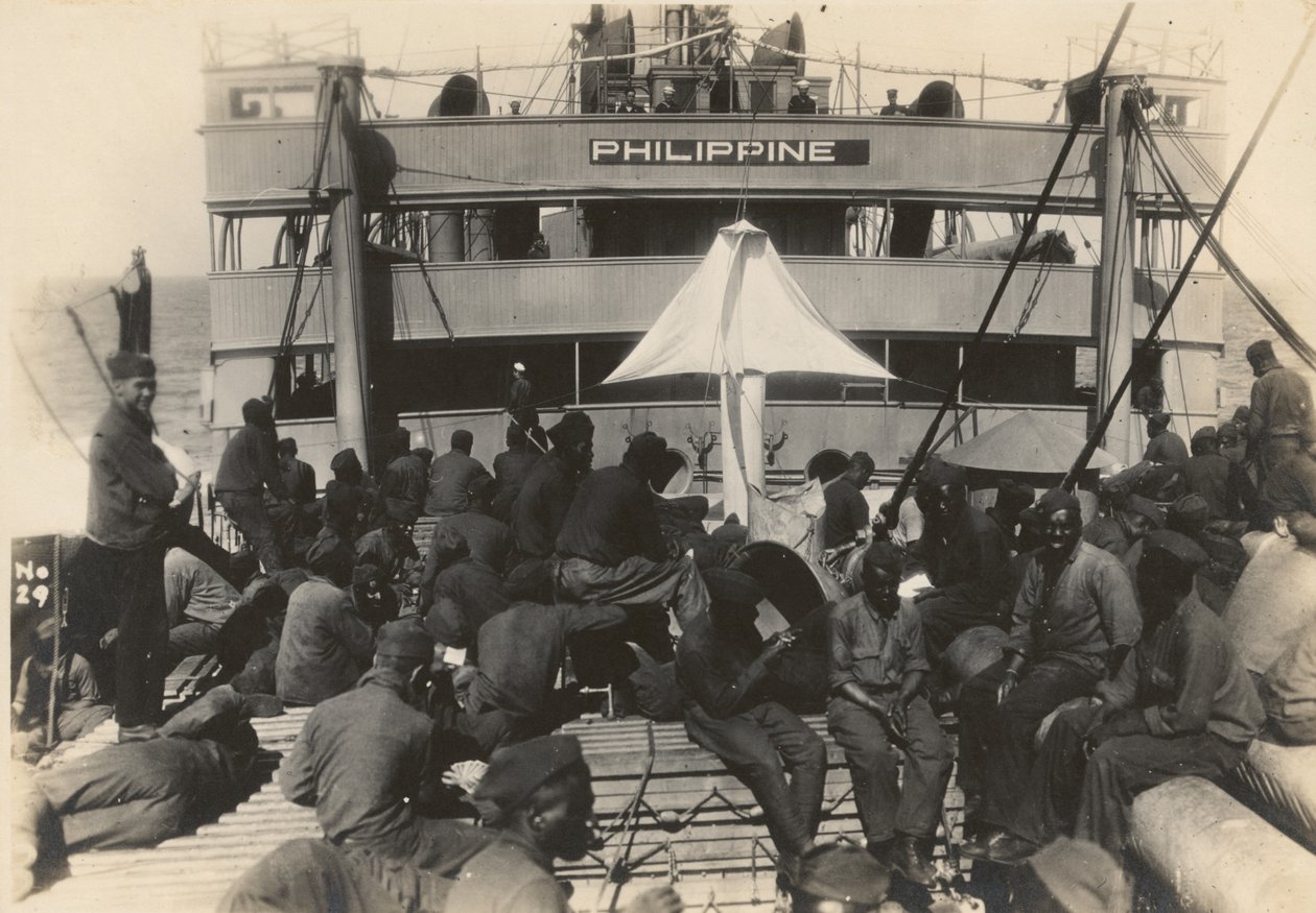 كتيبة المشاة الرائدة على متن سفينة القوات USS الفلبينية من ميناء بريست ، فرنسا ، 18 يوليو 1919 بواسطة مصور أمريكي