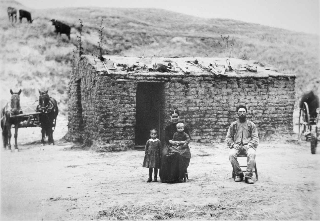 Pioneer family with their sodhouse, Nebraska بواسطة مصور أمريكي