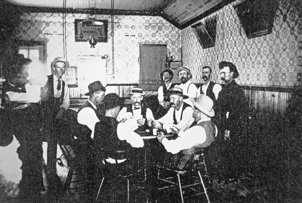 أوراق اللعب في الصالون الغربي حوالي 1900 (صورة بالأبيض والأسود). بواسطة مصور أمريكي
