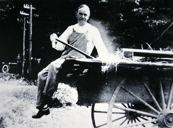 الرئيس كالفن كوليدج (1873-1933) يتظاهر بأنه مزارع خلال عطلة في فيرمونت (صورة بالأبيض والأسود) بواسطة مصور أمريكي