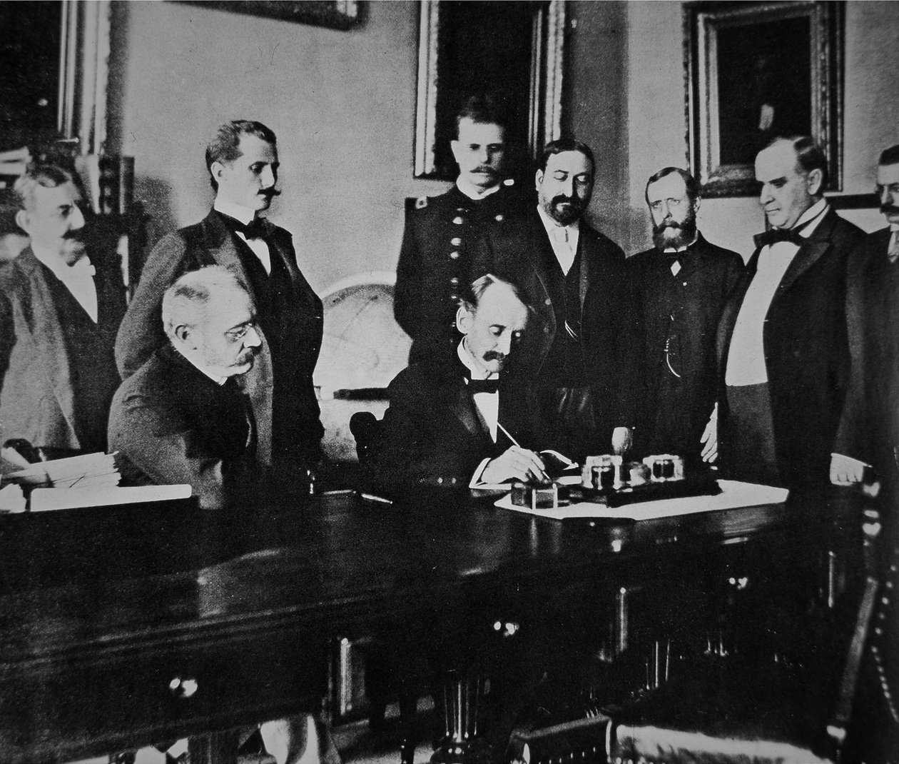 President William Mckinley (1843-1901) witnesses the signing of the the Peace protocol that ended the war with Spain بواسطة مصور أمريكي