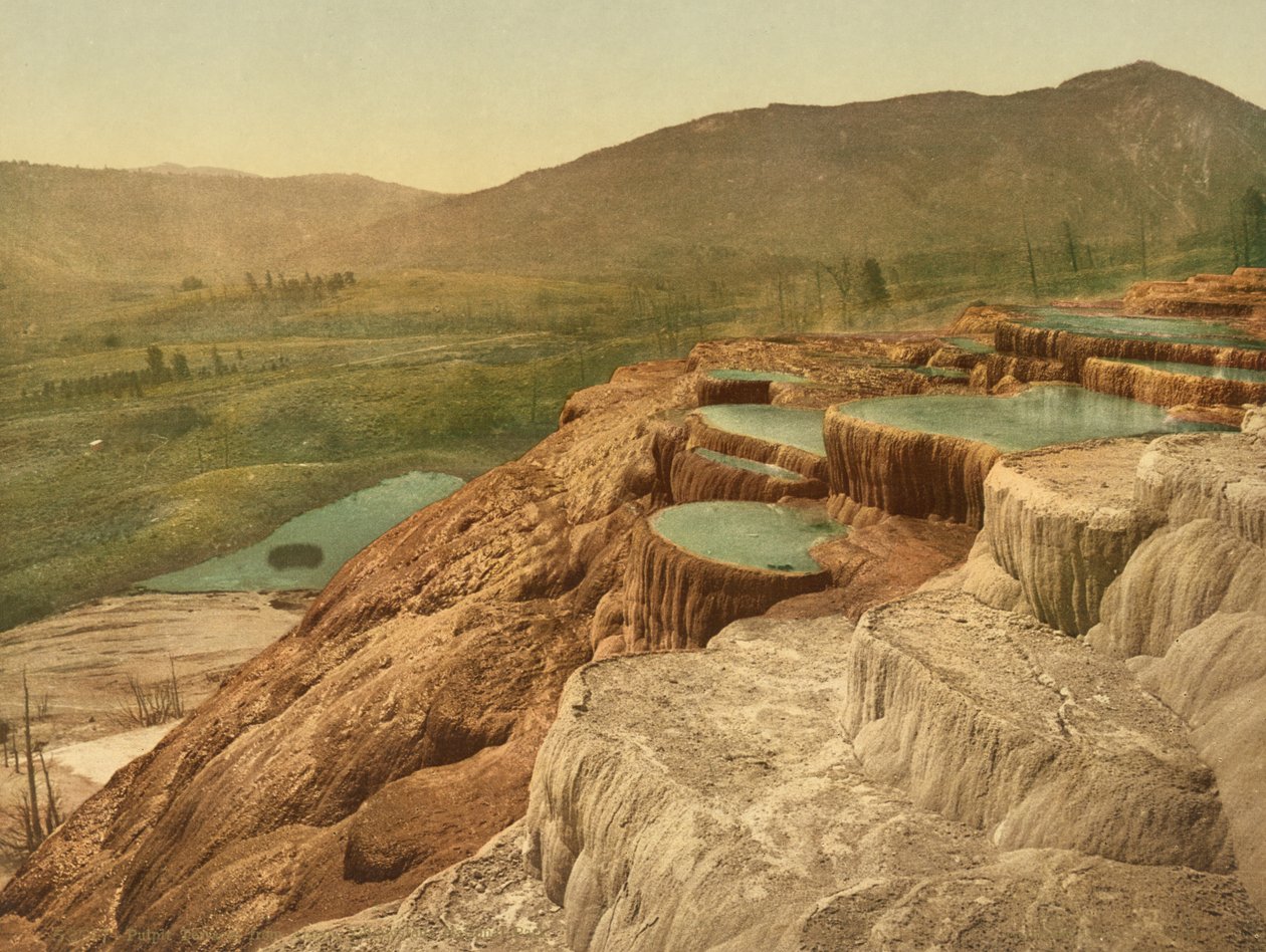 منبر المدرجات من أعلى ، منتزه يلوستون الوطني ، حوالي 1898 (فوتشروم) بواسطة مصور أمريكي