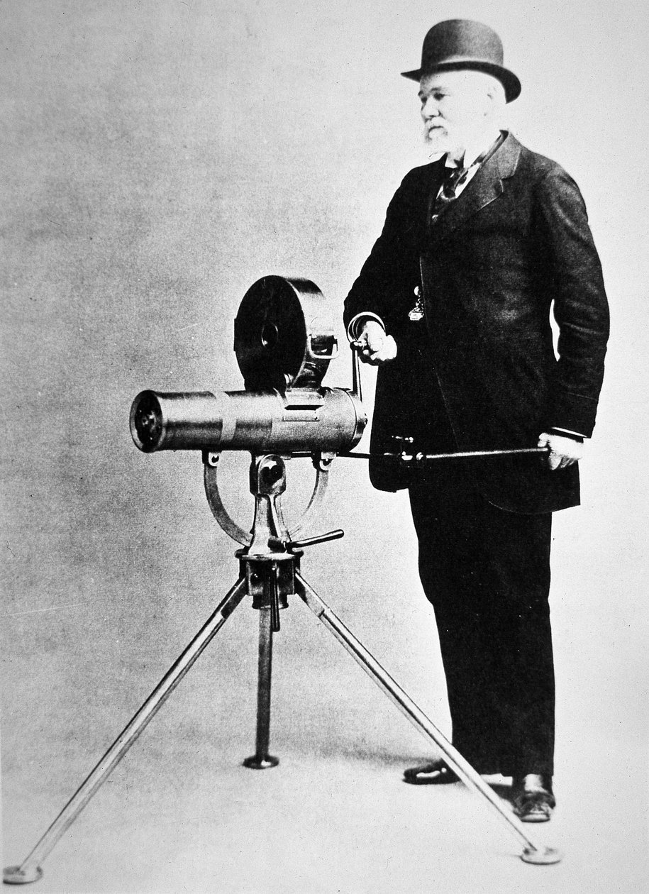 ريتشارد جاتلينج ، يظهر مع نموذج بولدوج لعام 1893 (صورة بالأبيض والأسود) بواسطة مصور أمريكي