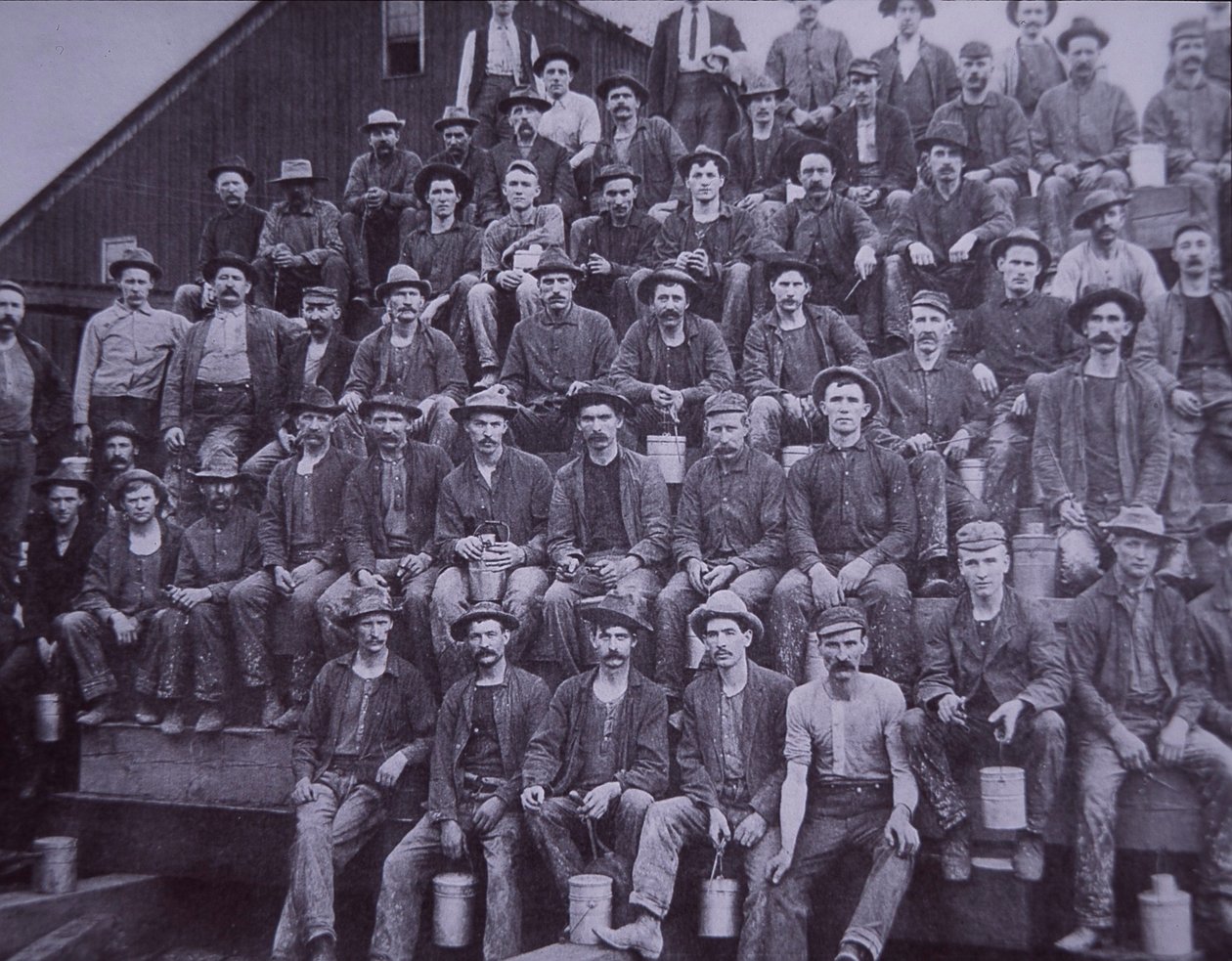 Sawmill workers بواسطة مصور أمريكي