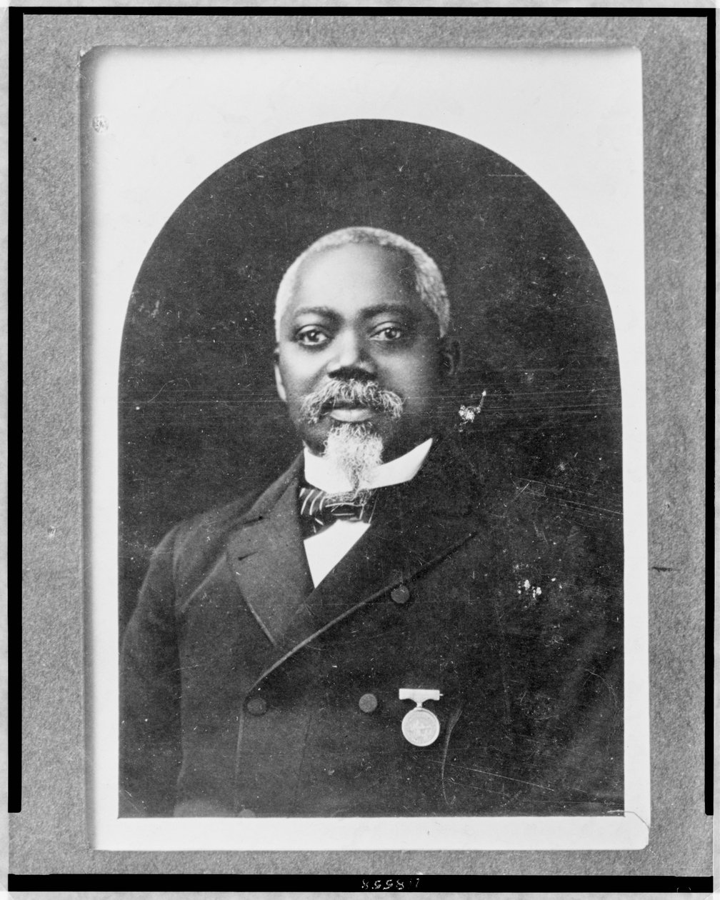 Sgt. William Carney, head-and-shoulders portrait, facing front, c.1900 (b/w photo) بواسطة مصور أمريكي