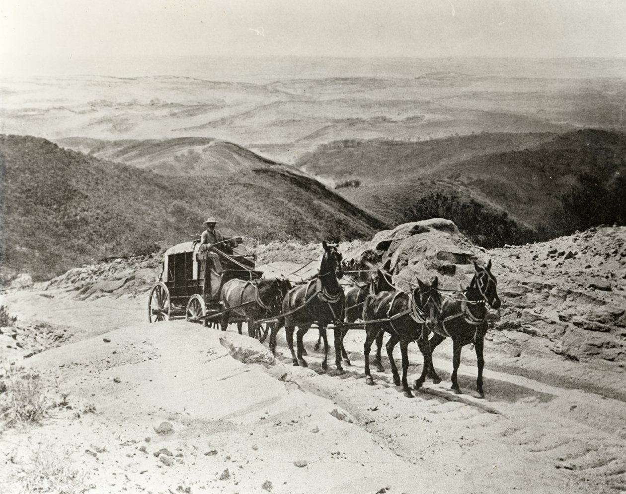 Stagecoach crossing San Marcos Pass, California بواسطة مصور أمريكي