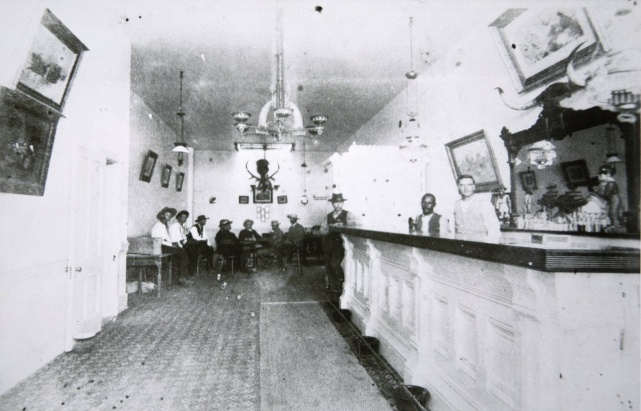The Long Branch Saloon, Dodge City, Kansas, c.1880 (b/w photo) بواسطة مصور أمريكي