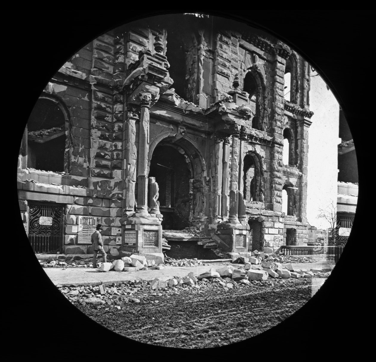 المدخل الغربي إلى المحكمة بعد حريق شيكاغو العظيم ، 1871 (شريحة الفانوس الزجاجي) بواسطة مصور أمريكي