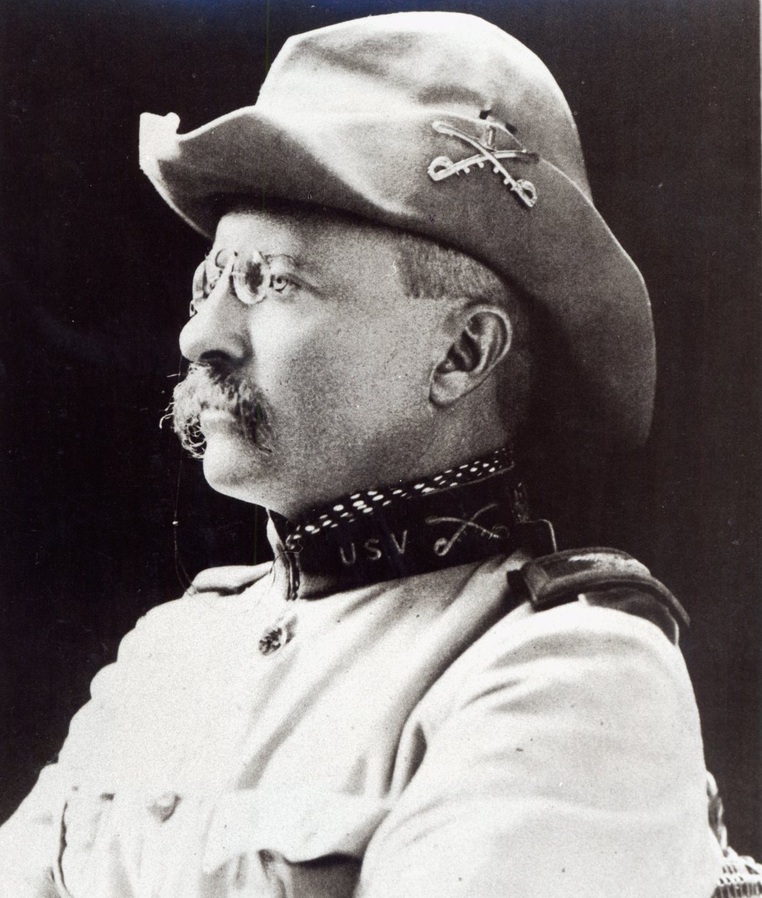 Theodore Roosevelt as Lieutenant-Colonel of 1st US Volunteer Cavalry in 1898 (b/w photo) بواسطة مصور أمريكي