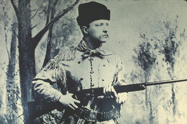ثيودور روزفلت في ثوب الصيد ، حوالي عام 1885 (صورة بالأبيض والأسود) بواسطة مصور أمريكي