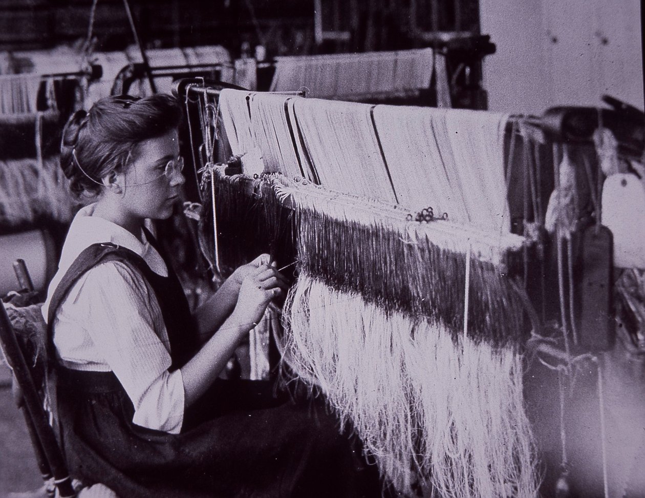 US textile industry, textile operator in Massachusetts cotton mill, c.1900 (b/w photo) بواسطة مصور أمريكي