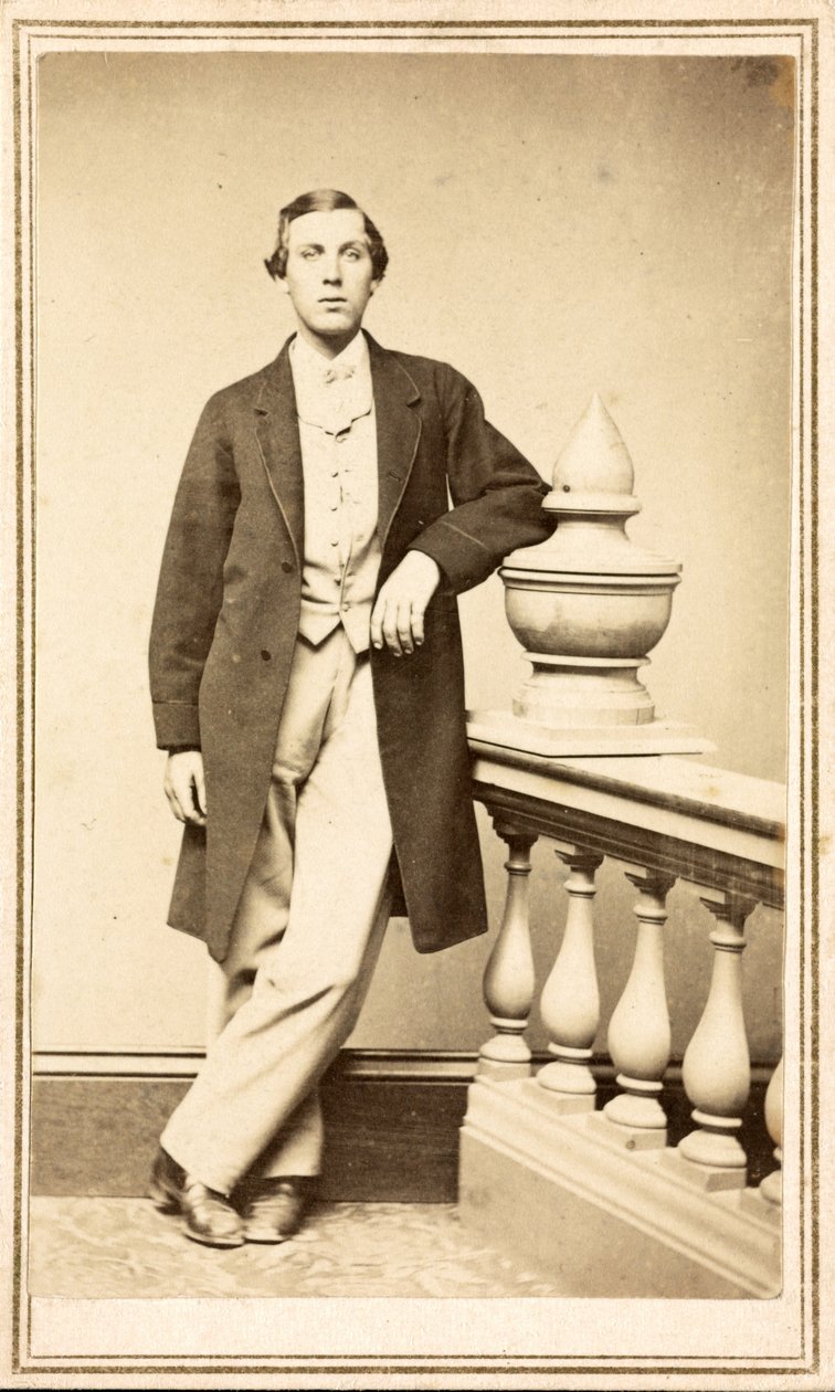رجل مجهول الهوية يرتدي معطفًا علويًا متكئًا على عمود ، حوالي 1860-1875 (طباعة زلال) بواسطة مصور أمريكي