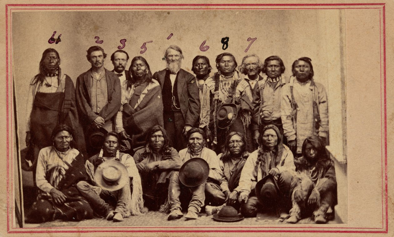 ويليام ف. م. أرني مع زعماء الأباتشي والأوتي، 1867 (صورة فوتوغرافية) بواسطة مصور أمريكي
