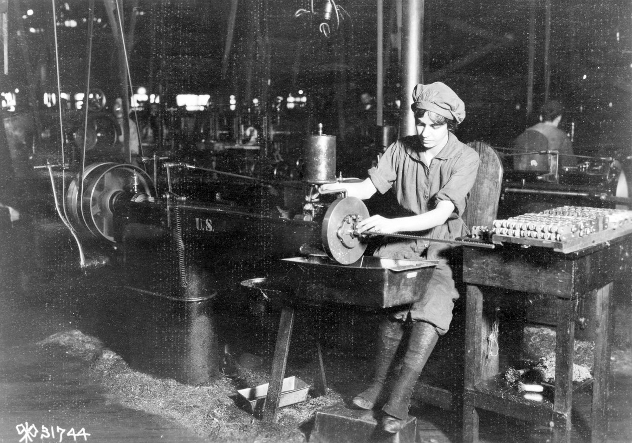 امرأة تطرح مقعدًا رئيسيًا في حامل الرؤية الأمامية للبندقية ، Eddystone Rifle Plant ، Eddystone ، Pa. ، خلال الحرب العالمية الأولى ، 1914-1918 بواسطة مصور أمريكي