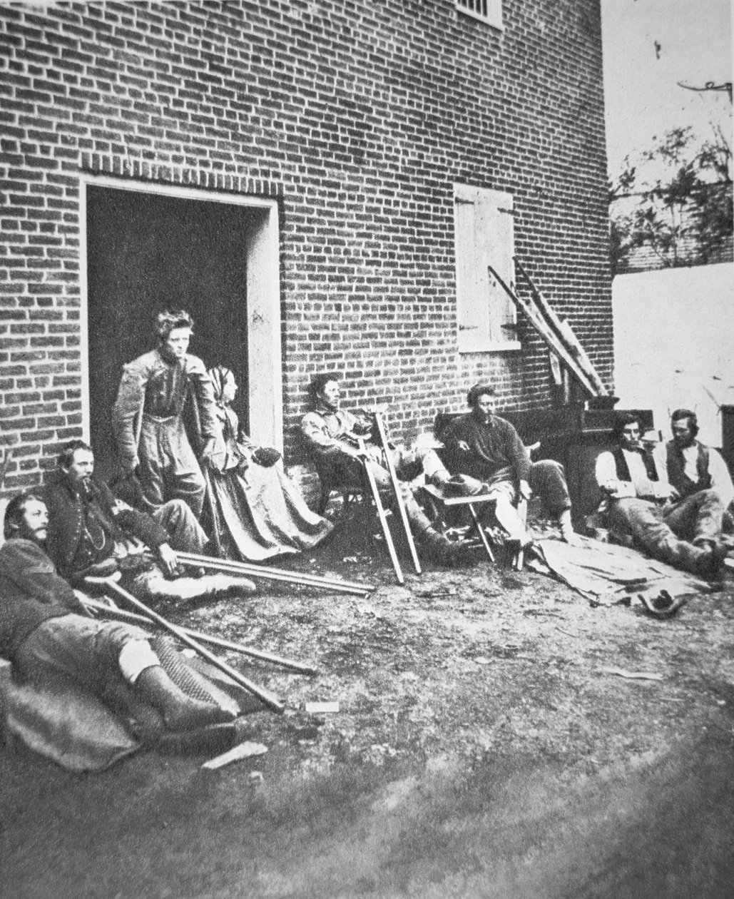 الجنود الجرحى بعد معركة Chancellorsville ، مايو 1863 (b / w photo) بواسطة مصور أمريكي