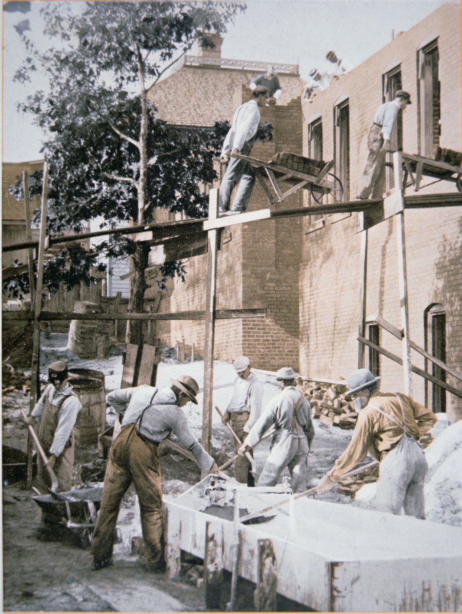 African Americans building an extension onto the Negro Industrial Institute at Tuskegee, Alabama بواسطة المدرسة الأمريكية