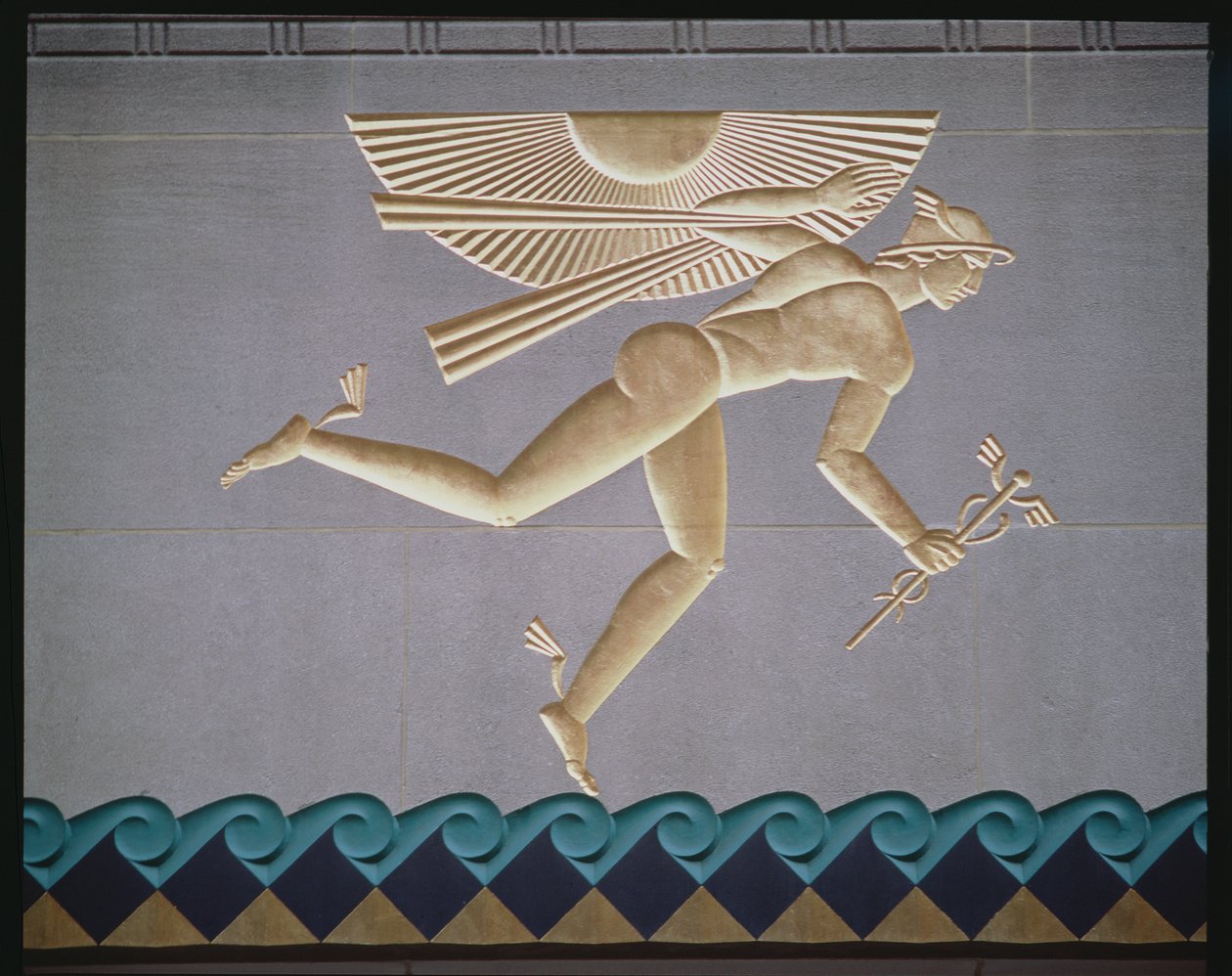 نقش بارز يصور عطارد من الخارج من أحد المباني الأربعة عشر ، بني 1931-1940 بواسطة المدرسة الأمريكية