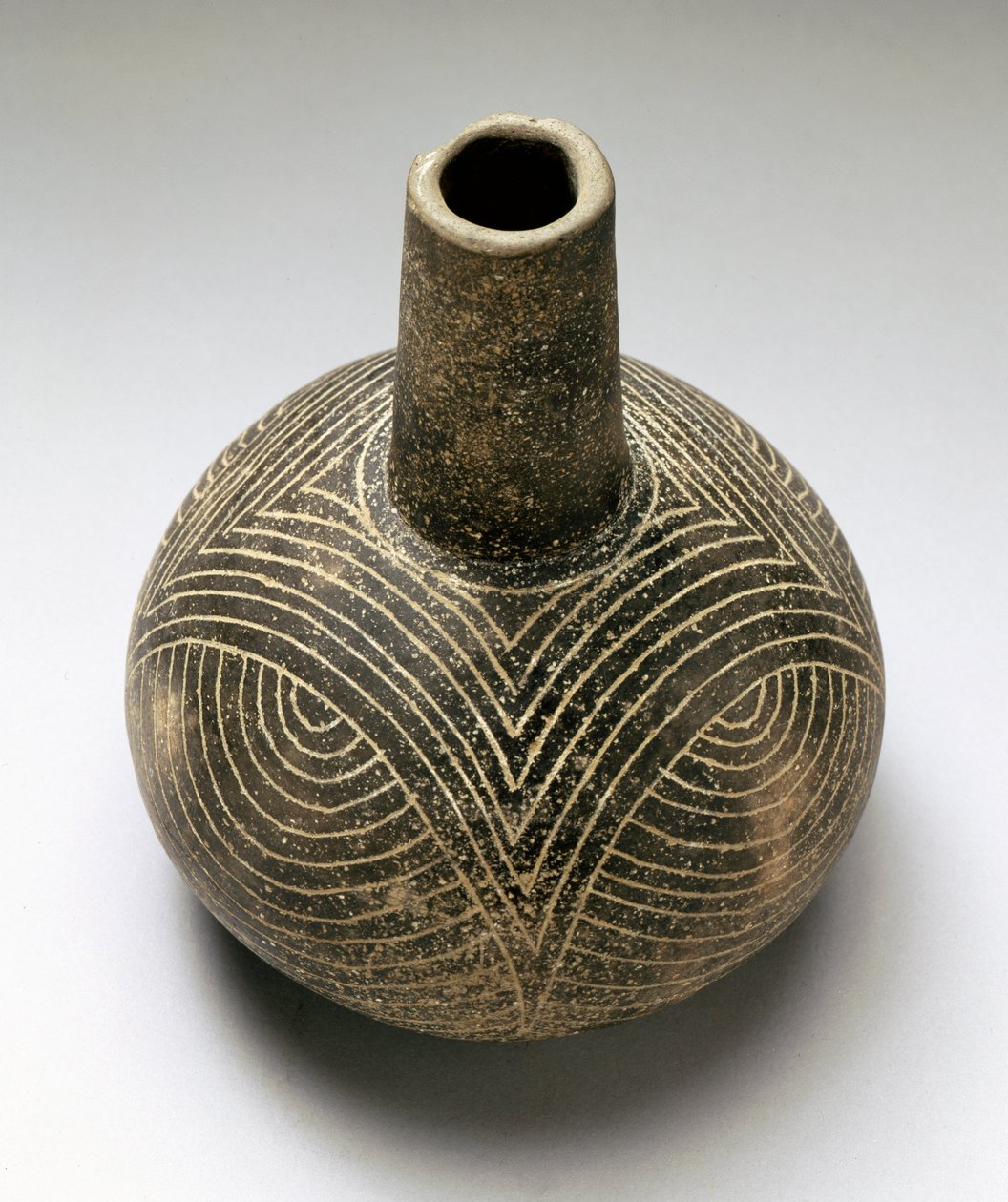 زجاجة بيلى محفورة ، كادوان ، 1200-1500 (سيراميك) بواسطة المدرسة الأمريكية