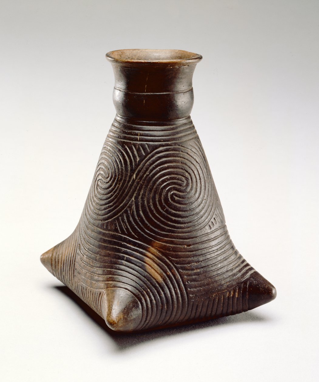 قنينة كادو ، 1200-1500 (سيراميك) بواسطة المدرسة الأمريكية