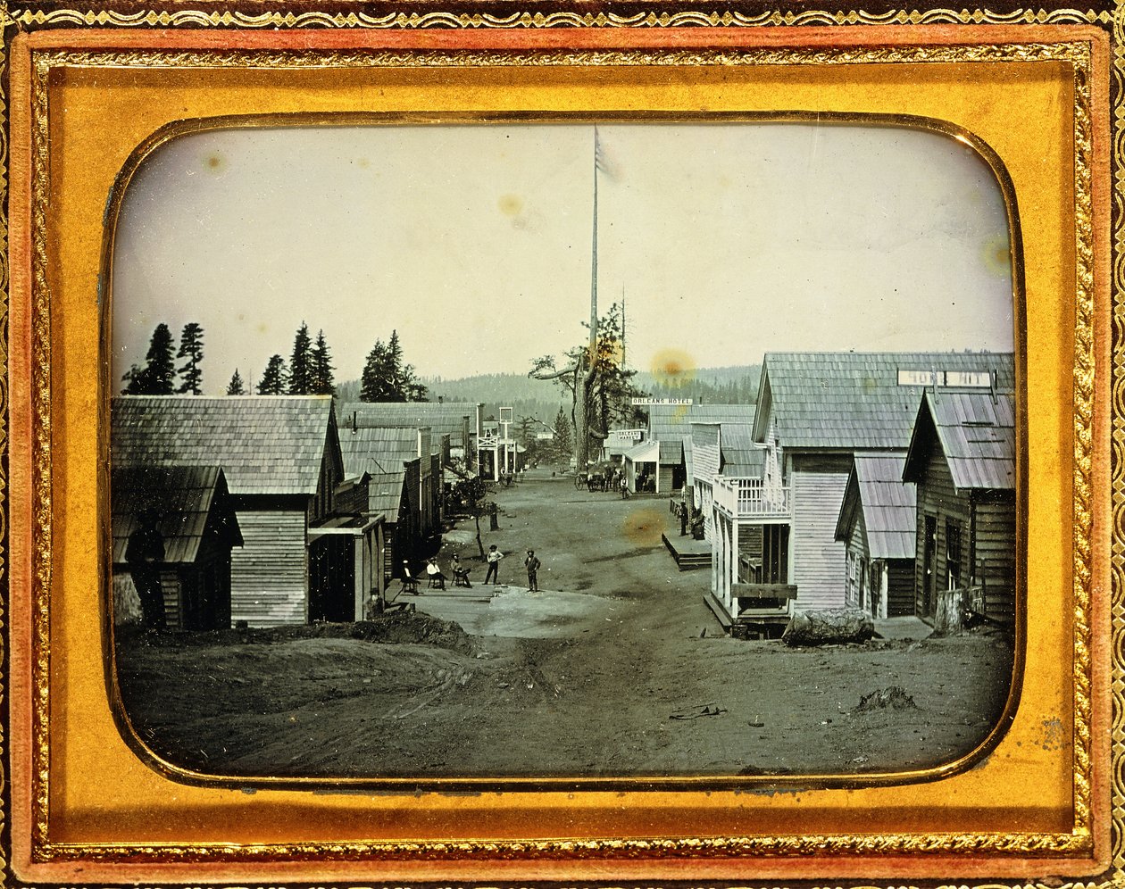 California Gold Mining Town ، c.1852 (نصف لوحة daguerreotype ، حقيبة جلدية منقوشة) بواسطة المدرسة الأمريكية
