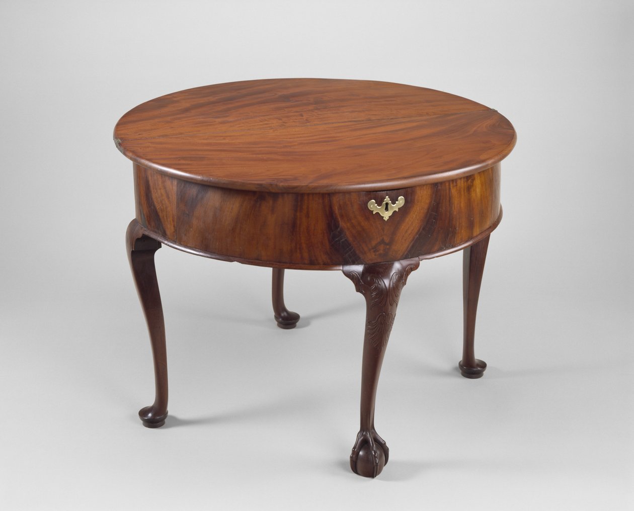 طاولة بطاقات ، ج. 1760-1780 (الماهوجني ؛ الصنوبر والبلوط الأبيض والقيقب) بواسطة المدرسة الأمريكية