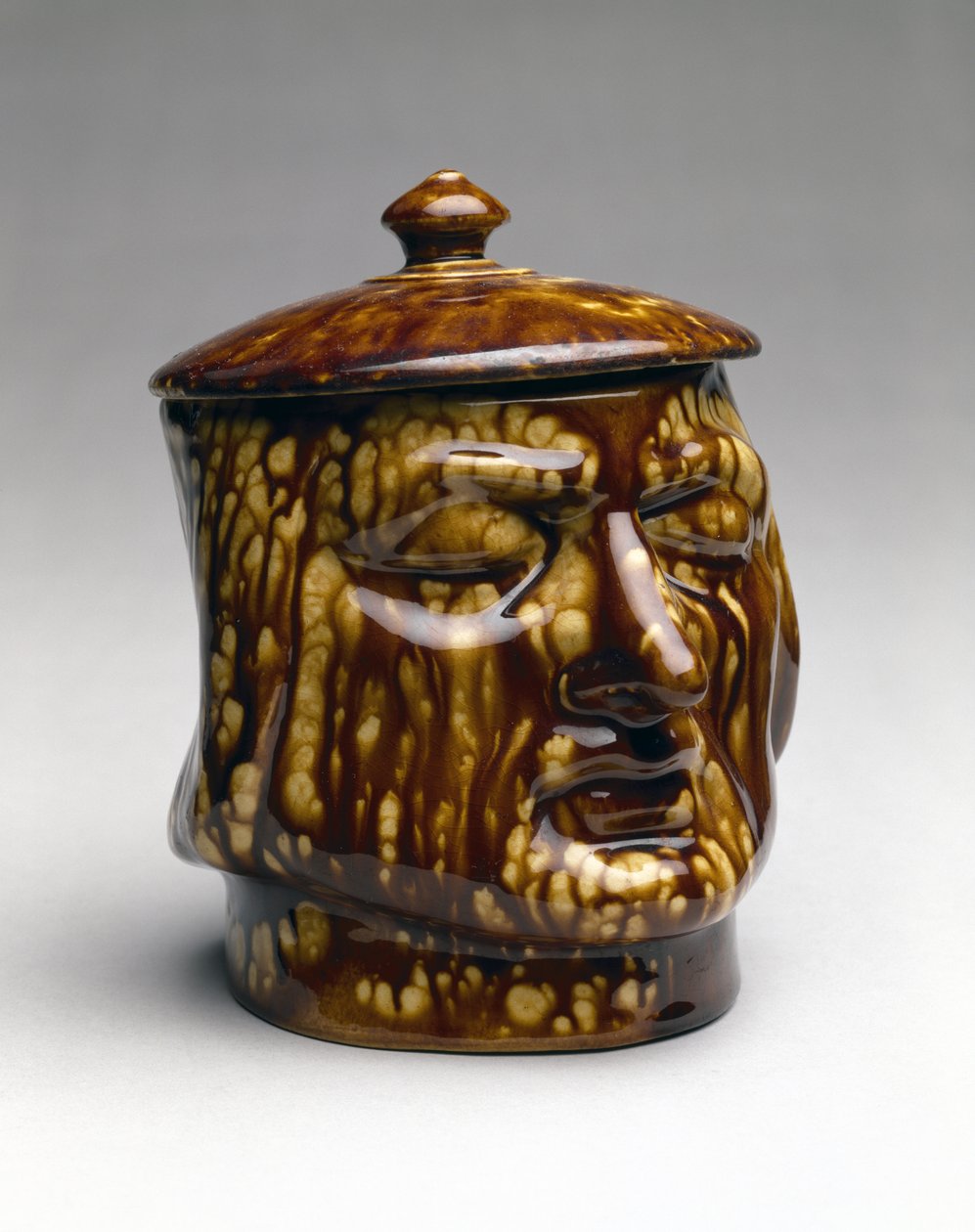 جرة مغطاة ، ج. 1850 (خزف) بواسطة المدرسة الأمريكية