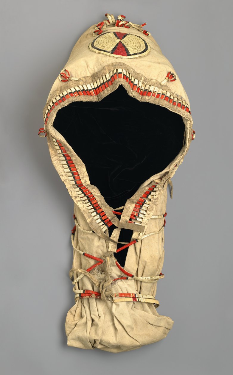 Cradle Board مع عمل Quill ، من صنع شعب Arapaho ، c.1870s (الشاش والصفصاف والريشة الخيش والغزلان) بواسطة المدرسة الأمريكية