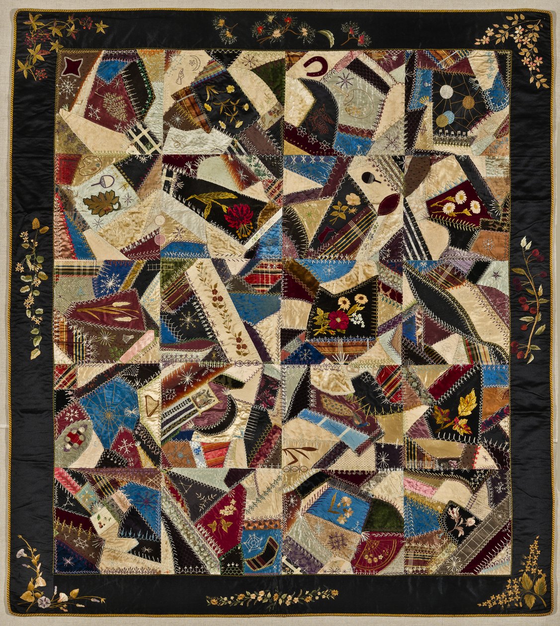 Crazy Quilt، c.1875-1900 (حرير ، بروكيد ومخمل) بواسطة المدرسة الأمريكية