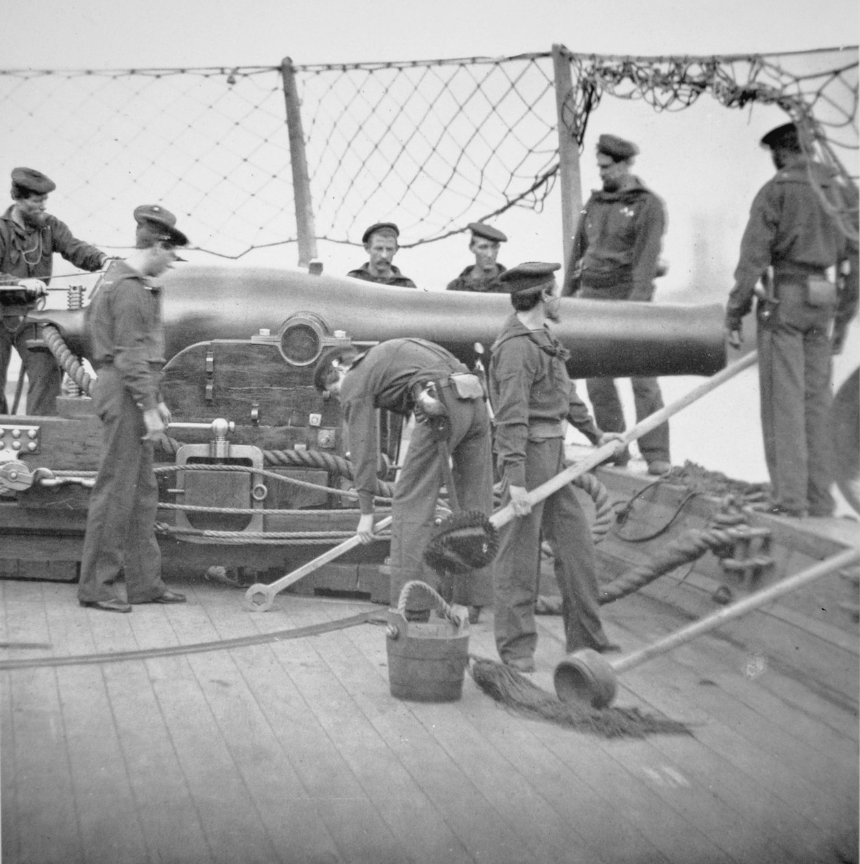 Federal Sailors Man a 9-inch Dahlgren Gun (b/w photograph) بواسطة المدرسة الأمريكية